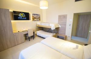 Postel nebo postele na pokoji v ubytování Hotel Perlage Florence - Smart Stay with Parking, Free Wifi & Free city tax
