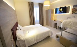 Postel nebo postele na pokoji v ubytování Hotel Perlage Florence - Smart Stay with Parking, Free Wifi & Free city tax