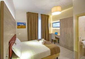 Postel nebo postele na pokoji v ubytování Hotel Perlage Florence - Smart Stay with Parking, Free Wifi & Free city tax