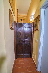 einen Flur mit Holztür in einem Haus in der Unterkunft Alloggio Turistico Centro Storico Malatesta in Montefiascone