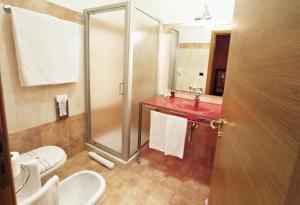 ein Badezimmer mit Toilette, Waschbecken und Dusche in der Unterkunft Hotel Naitendì in Cutrofiano