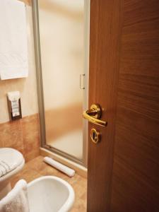 ein Badezimmer mit Dusche, Toilette und Waschbecken in der Unterkunft Hotel Naitendì in Cutrofiano