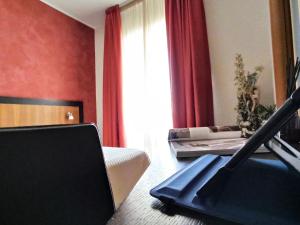 ein Zimmer mit einem Laptop auf dem Boden in der Unterkunft Hotel Naitendì in Cutrofiano + 72 Fotos