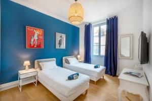 Zimmer mit 2 Betten und blauer Wand in der Unterkunft Central location 3 bedrooms - 1mn Croisette - 5mn Palais in Cannes