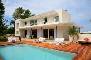 una villa con piscina y una casa en Villa Can Sala, en Bahía de San Antonio