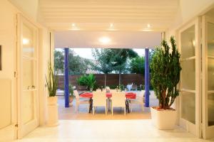 un comedor con mesa y algunas plantas en Villa Can Sala, en Bahía de San Antonio