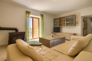 una sala de estar con un sofá y una mesa en Villa Sani with private pool near Pula and Rovinj, en Vodnjan