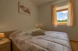 una cama en un dormitorio con ventana en Villa Sani with private pool near Pula and Rovinj, en Vodnjan 26 fotos más