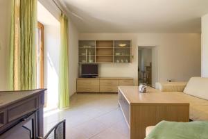 una sala de estar con un sofá y una mesa en Villa Sani with private pool near Pula and Rovinj, en Vodnjan