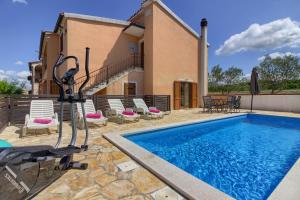 una villa con piscina frente a una casa en Villa Sani with private pool near Pula and Rovinj, en Vodnjan