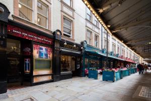 un grupo de tiendas en una calle de la ciudad en Hausd Flex - Covent Garden en Londres