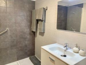 uma casa de banho com um lavatório e um chuveiro em Villa Brisa del Mar em Playa Blanca