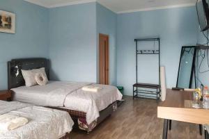Postel nebo postele na pokoji v ubytování Kampung Abdi Resort Syariah Mitra RedDoorz