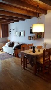 普拉德勒米塔的住宿－Un rincón especial en VALL DE BOI，客厅配有桌子和床。