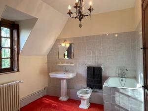 a bathroom with a sink and a toilet and a tub at Parc de Lesseps in Meunet-Planches