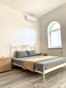 Una cama o camas en una habitación de Pearl apartments Odessa