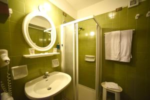 Koupelna v ubytování Hotel Corona