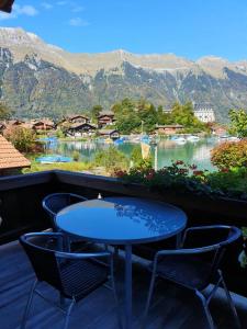 イゼルトヴァルトにあるLake Lodge Hostelのテーブルと椅子、川の景色を望むバルコニー