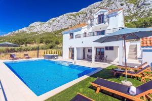 Πισίνα στο ή κοντά στο Villa Flora with a 53 sqm private pool with Cinema room with projector and 4 en-suite bedrooms