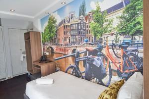 Habitación con 2 bicicletas en la pared en The Townhouse Hotel, en Ámsterdam