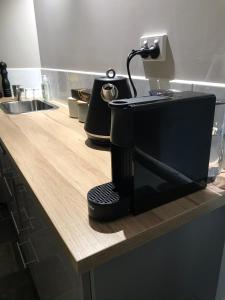 une cafetière assise au-dessus d'un comptoir dans l'établissement Robinson Retreat, à Darlington