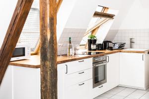 Dapur atau dapur kecil di Ko-Living - Händel Suite - Altstadt mit Küche, Smart TV & Dachterrasse