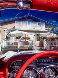 - une vue sur une maison depuis l'intérieur d'une voiture dans l'établissement B&B Villa Aurora, à Hanko