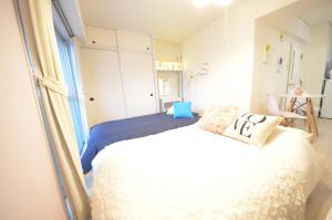 1 dormitorio con 2 camas en una habitación en River Side Namba 603, en Osaka