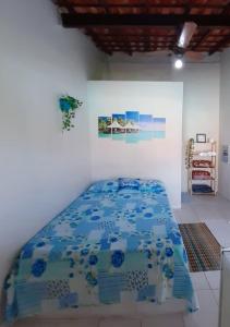 une chambre avec un lit avec une couette bleue dans l'établissement Pousada da Praia, à Itaipuaçu