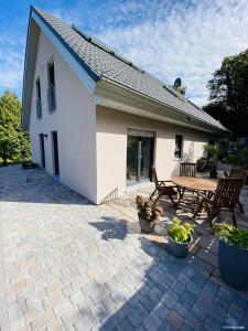 une terrasse avec une table et un banc ainsi qu'une maison dans l'établissement Ferienwohnung Micha's Stadtblick, à Naumbourg