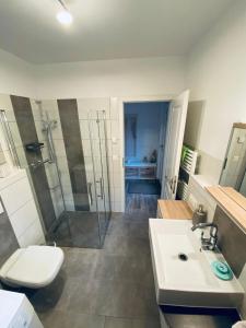 Bilik mandi di Ferienwohnung Micha's Stadtblick +35 gambar