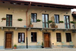 un edificio con ventanas y macetas en los balcones en Ca d'Valur, en Aramengo