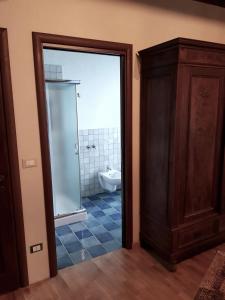 ein Badezimmer mit einer Dusche, einem WC und einer Glastür in der Unterkunft Ca d'Valur in Aramengo