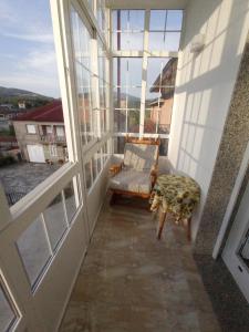 balcón con silla y ventana en Casa Tito, en Campo Lameiro