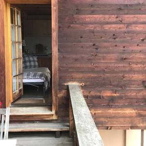 Cette chambre est dotée d'un mur en bois et d'un escalier en bois. dans l'établissement Chalet Beauroc, à Morgins