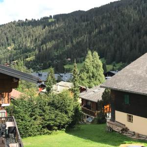 Blick auf ein Dorf mit einem Berg in der Unterkunft Chalet Beauroc in Morgins