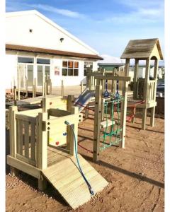 Ο χώρος παιχνιδιού για παιδιά στο 37 Bay View Oceans Edge by Waterside Holiday Lodges +11 φωτογραφίες