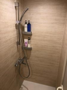łazienka z prysznicem. w obiekcie Notrack w mieście Niseko