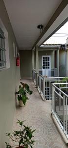 un balcón con una maceta en una casa en Pousada Almeida, en Florianópolis