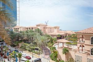 einen Luftblick auf ein Resort mit Palmen und Autos in der Unterkunft Perfect studio near the beach JBR in Dubai