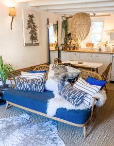 ein Wohnzimmer mit einem Sofa mit Kissen darauf in der Unterkunft Snowdonia Stone Cottage in Beddgelert