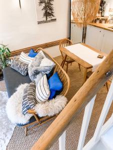 uma sala de estar com sofás e uma mesa em Snowdonia Stone Cottage em Beddgelert