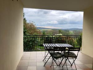 d'une table et de chaises sur un balcon avec vue. dans l'établissement Pod Wiśnią Agroturystyka Kalwaria Pacławska, à Kalwaria Pacławska