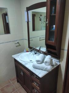 ein Badezimmer mit Waschbecken und Spiegel in der Unterkunft Vivienda vacacional in Puerto del Rosario + 37 Fotos