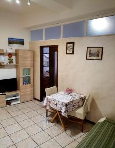 A television and/or entertainment centre at Appartamento da Raffaella CIR O12133 CNI OOO39