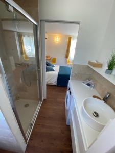 Ένα μπάνιο στο Les cèdres +8 φωτογραφίες