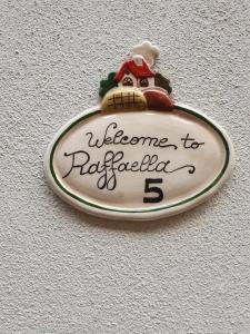 een teken dat zegt welkom op rishiilli bij Appartamento da Raffaella CIR O12133 CNI OOO39 in Varese