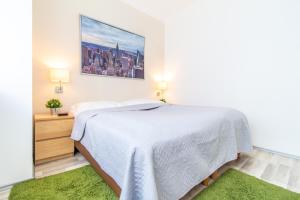 1 dormitorio con 1 cama y una pintura en la pared en Apartment Mandlgasse I contactless check-in, en Viena