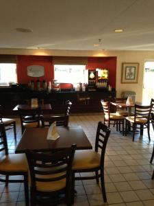 uma sala de jantar com mesas e cadeiras e um bar em Sleep Inn Pelham Oak Mountain em Pelham