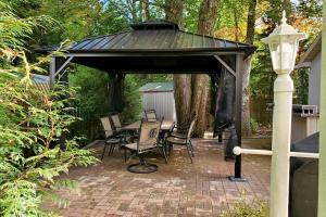 O grădină în afara Paradise in heart of Poconos FaSt InTeRnEt Close to All Attractions